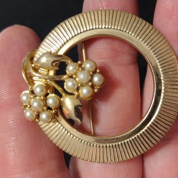 Vintage Coro Pegasus Round Gold Tone W/ Faux Pearl Flower Brooch - Picture 2 of 5